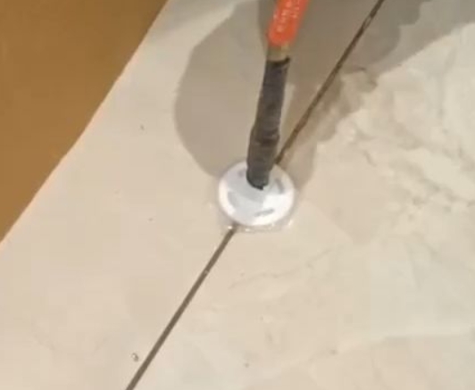 城固瓷砖空鼓维修公司专业解答瓷砖在铺贴过程中，如果没有涂抹均匀到位的粘结材料（如水泥砂浆或瓷砖胶），可能会导致以下问题